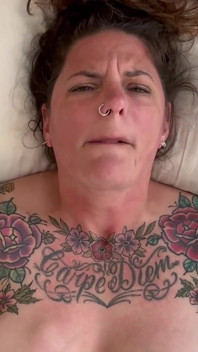 Carrie Capri neukt zichzelf en komt hard klaar!!