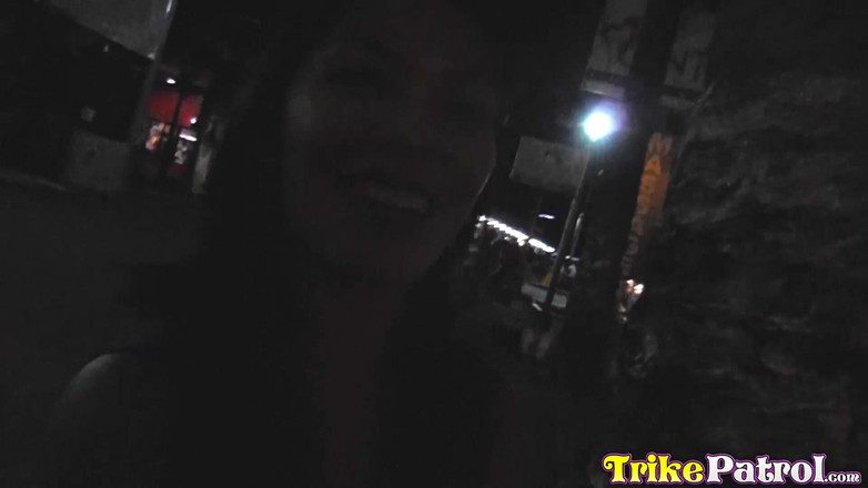 Trike Patrol - Tuk Tuk Patrol: La filippina con le tette perfette succhia un cazzo fortunato