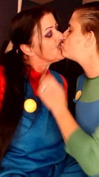 lesbiyan Kissing hailovin kosple