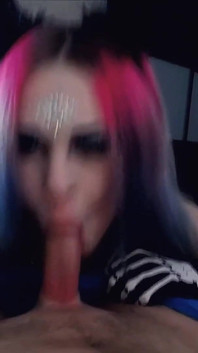 Succubus muda yang menggoda datang untuk menghisap jiwa saya