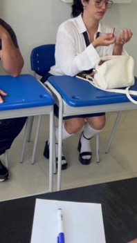 항상 교실에 늦게 도착하고 교사와 섹스하여 그녀를 떠나게 하는 Mara