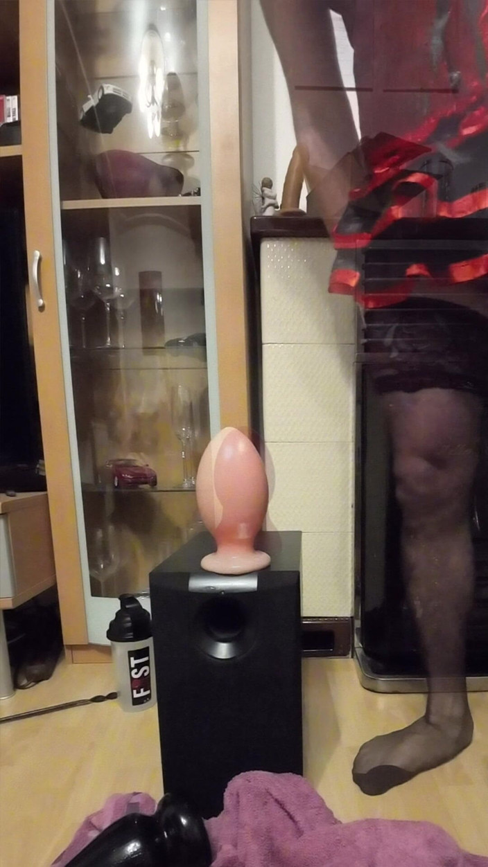 One2chris: Travestiet slet genoot van enorme pluggen en dildo's in zijn...