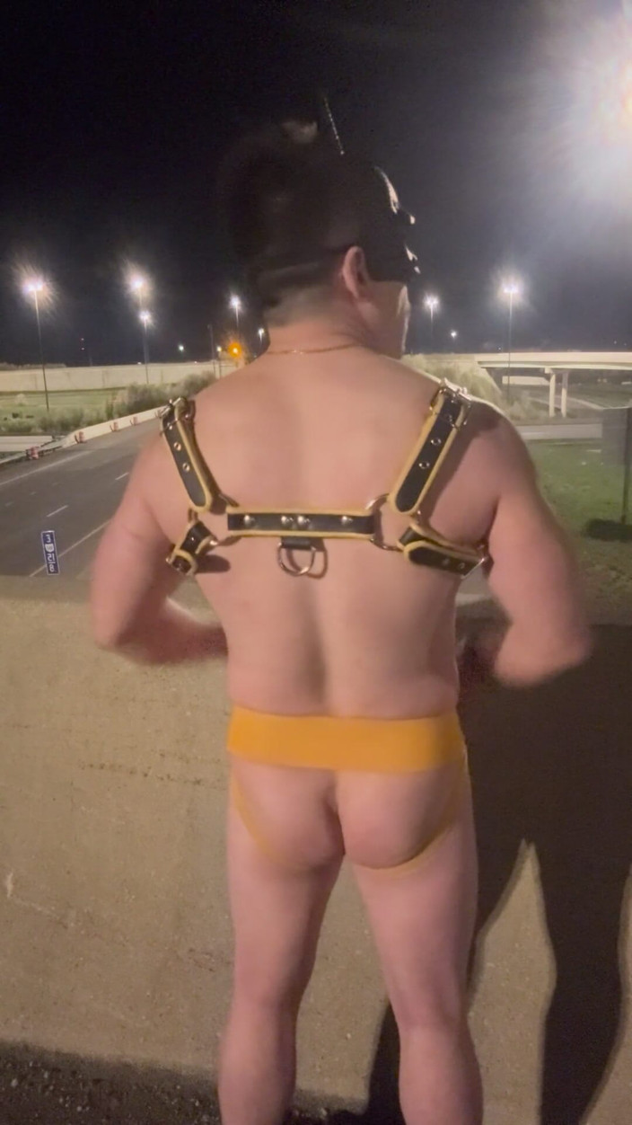 Barenakedmuscles: Ночной мускули-король: азиатский качок в кожаной сбруе и Jockstrap владеет пустыми улицами
