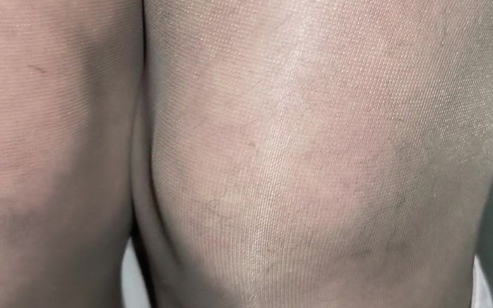 PantyhoseJuicyCummer: Я взяв сексуальні оголені колготки від подруги і милувався своїм соковитим членом на вечірці