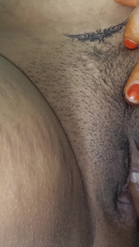 Cewek hot ini lagi asik fingering memeknya sampai muncrat berjamaah