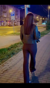 Hej, chodź tutaj, pocałuję cię! Nocne spacery są cudowne, prawda?