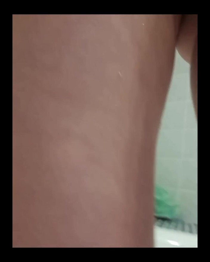 FrauleinP: Got Home After Beach Desperate Badly, My Bladder Is Full!