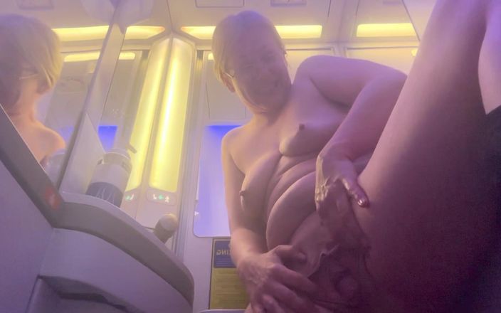 Putarankahotmilf: Explosive Squirt and Pussy Spread in the Airplane Toilet