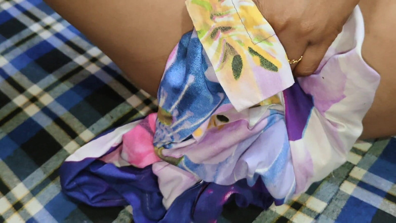 Raj madu: 인도 여자 자위 Madu Bhabhi 그녀의 보지를 자위하고 물을 했다