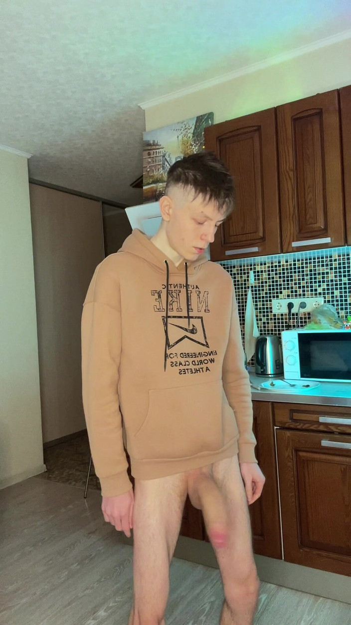 Morflot24: Non riuscivo a smettere di accarezzare il mio grosso cazzo...