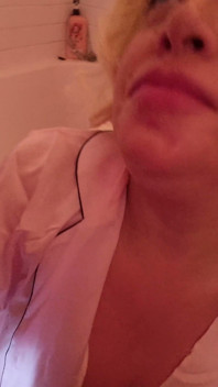 POV blonde grote borsten badkamer op zijn hondjes - Vivianne Desilva 4k