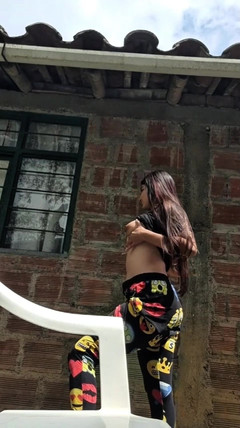 Yulieth Gomez: 율리스 고메즈가 사위 주차장에서 몸을 만져 맛있는 가슴을 과시합니다.