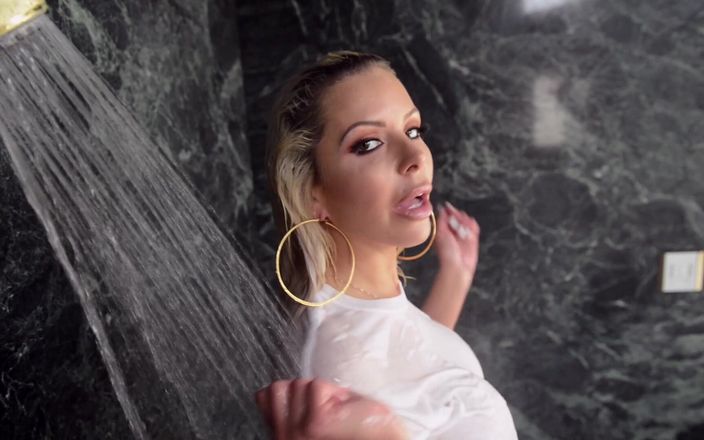 Anatomik Media: Nina Elle Wetlook Punčocháče Sprcha