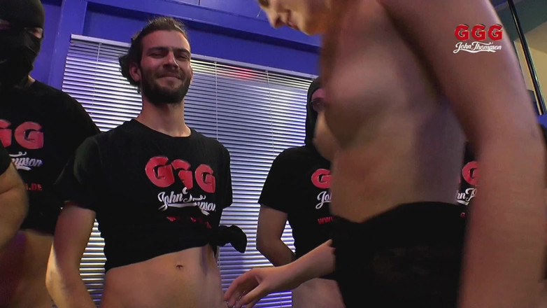 German Hardcore Gangbang GGG: Seksi esmer azgın amcıklarına dev yarak almayı seviyor ve döl...