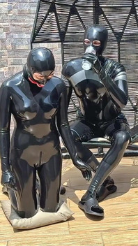 Penyerahan Musim Panas - Alex Latex