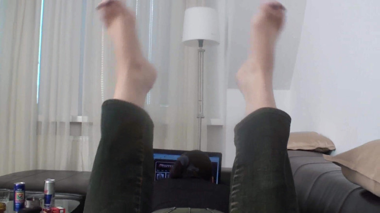 Foot Girls: Xenia के पैर संगीत के लिए dangling