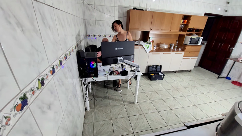 Victor SweetCoupleStories: Esposa safada saúda o reparador enquanto usa apenas uma toalha...