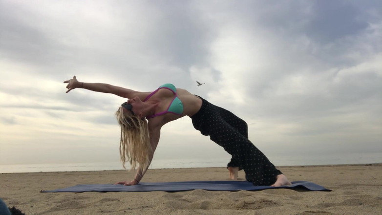 Serene Siren: Yoga di pantai pakai bikini top