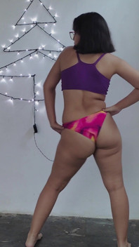 Jasmine Mengamalkan Pergerakan Twerknya