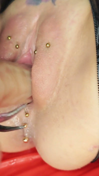 Masturbação De Uma Buceta Inchada Com Piercing, Close-up, Esguicho, Xixi