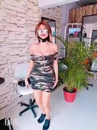Barbietransxxxx: Transsexuală într-un pătrat care își expune țâțele în fața tuturor