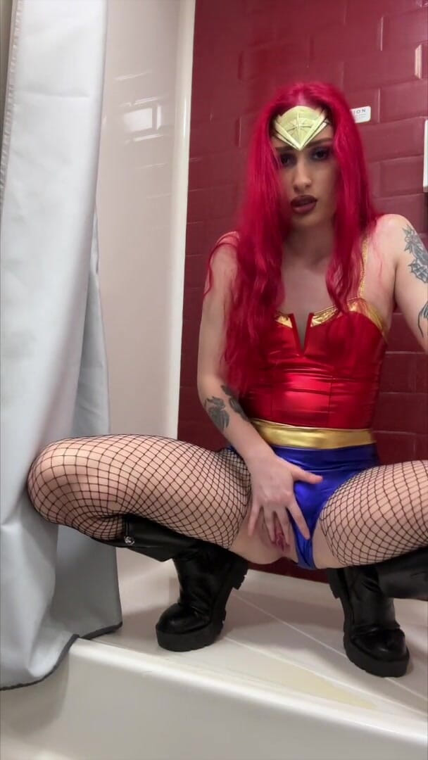 Gigi Rouge: Wonder woman, pinkeln und orgasmen