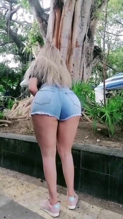 Barbietransxxxx: Tranny on vacation having sex on the beach