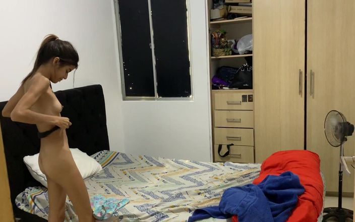 TUflacasex123: Duş aldıktan sonra üvey kız kardeşimin değiştiğini görmek ne kadar güzel..