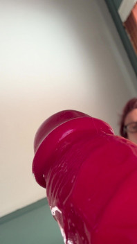 Pov dildo succhia e scopa
