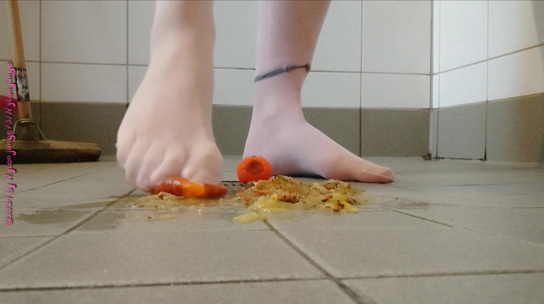 Carmen_Nylonjunge: Footplay in pantyhose with fruit