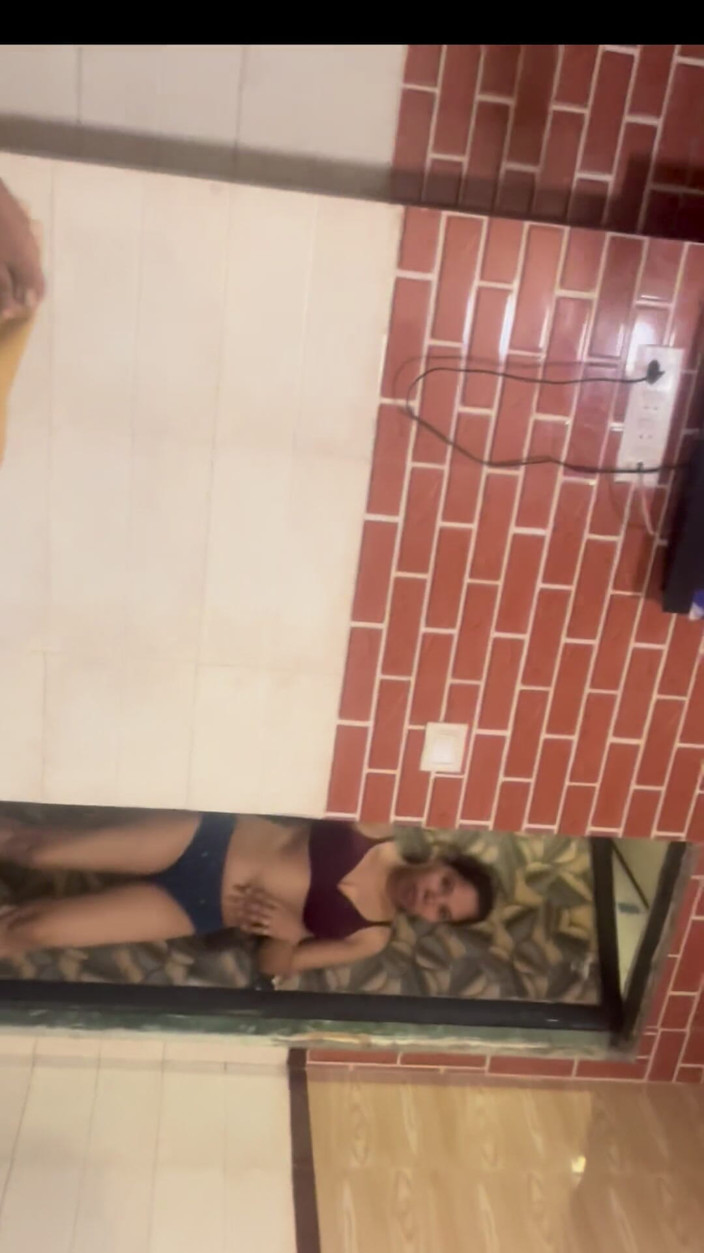 NikiRathod: Teman lelaki mengongkeknya dengan begitu keras dan dia parut dengan...