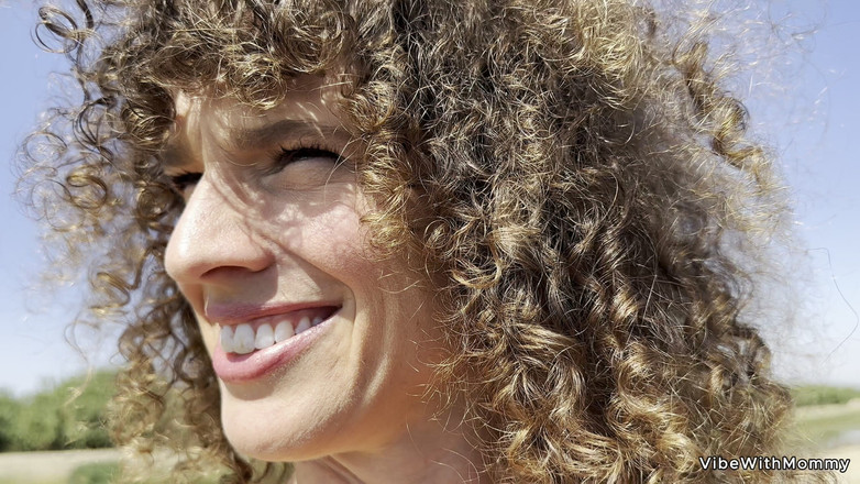 VibeWithMommy: Yabancı beni ham sikiyor ve boşalıyor