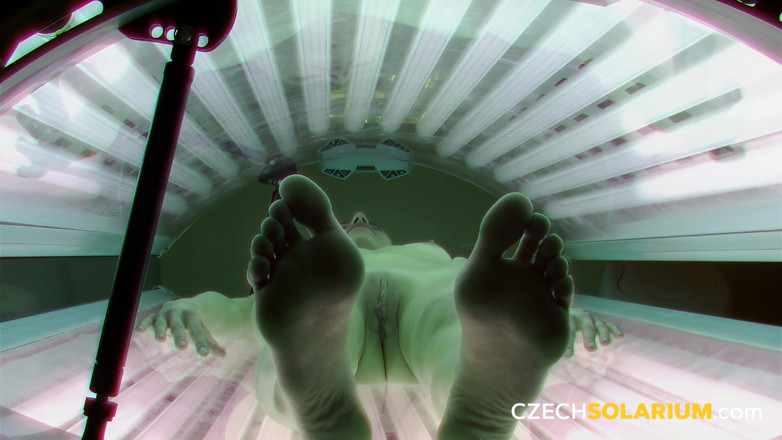 Czech Solarium: Czech Solarium 44: Szczupła młoda kobieta pokazuje się nago w solarium