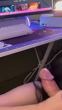 Gamer-mädchen Gibt Blowjob Unter Dem Schreibtisch