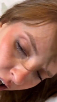 Vdaná zrzka podváděla cuckolda manžela s nadanou sousedkou, zatímco cuckold pracuje