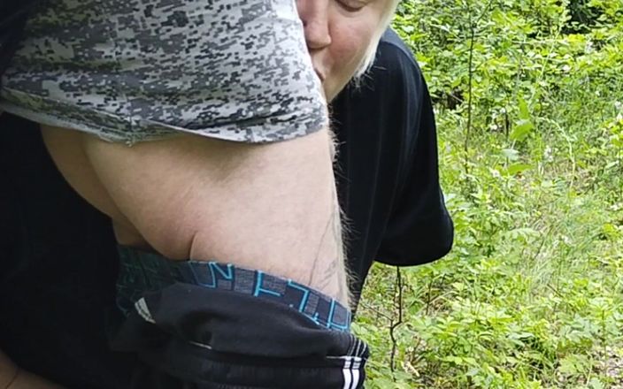 Zona901: Svärmor suger min kuk i en park och sväljer sperma
