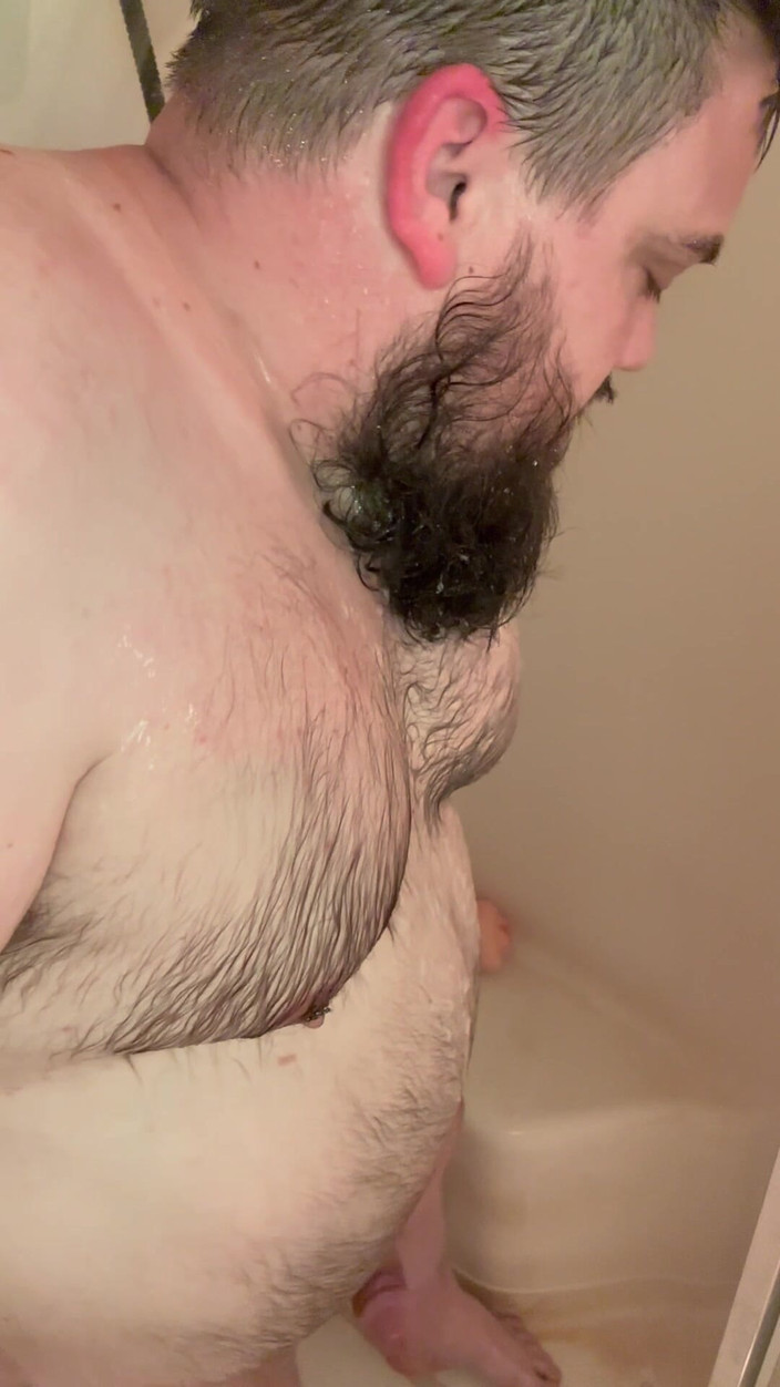 Chubby Freak: Baculatý táta se sprchuje a čistí robertek a kouření hračka