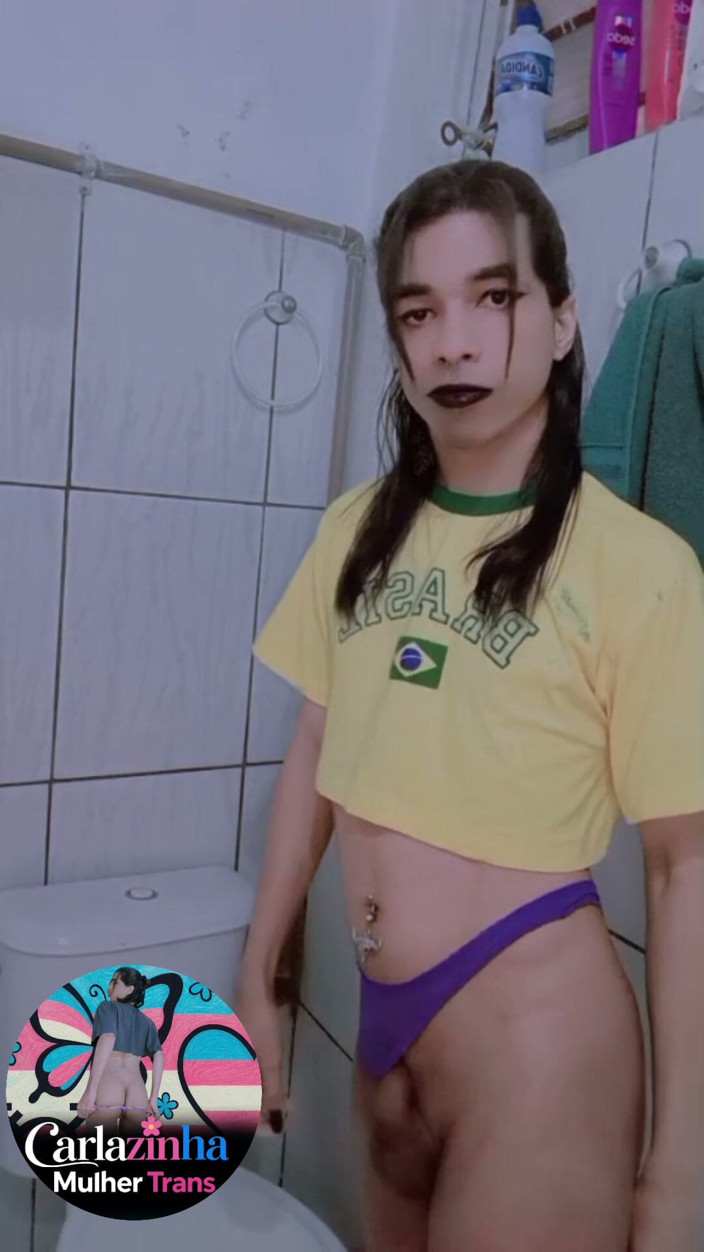 Srta. Carla: The Naked Writer in Cropped and Panties