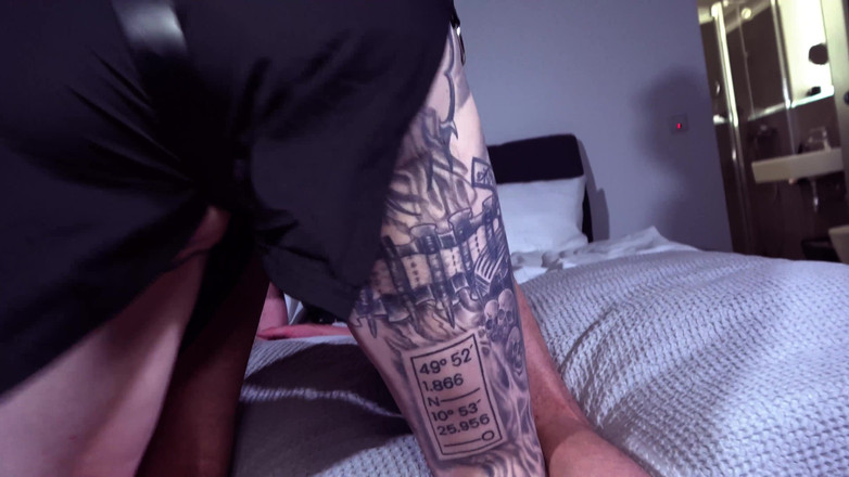 MissAlessaMilano: 그는 엉덩이를 벌리고 기다리고 있어. 여신이 그를 잡아.