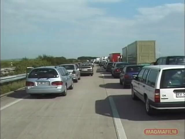 Magmafilm: ¡Qué bastardo en el tráfico! Hacer autostop es la manera...