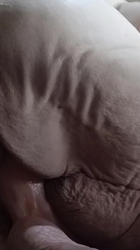 अश्लील वेश्या फिर से पाद रही है