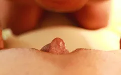 Gran clítoris lamiendo coño hasta el orgasmo en primer plano