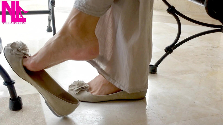 Nyllady: Cewek ini lagi asik mainin sepatu balet di barefoot
