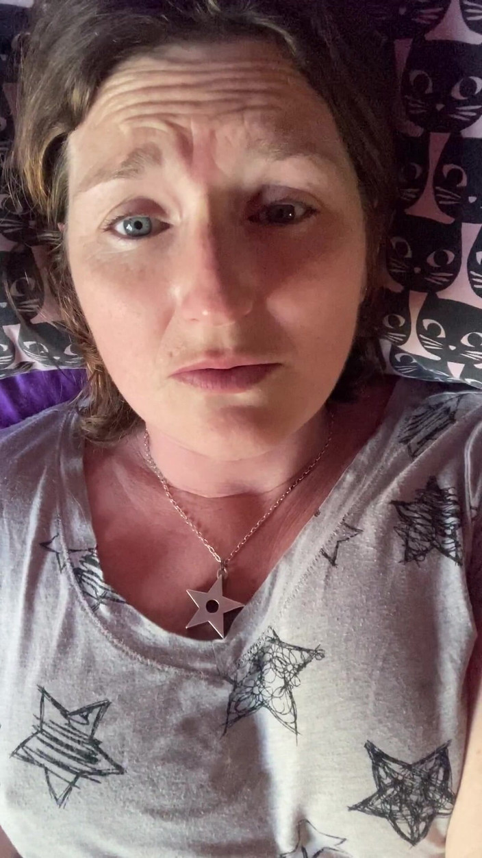 MistressWriggler: Lupta până la orgasm este reală pentru bruneta sexy matură...