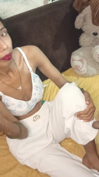 Desi Bhabhi saje penis a také si to užívá