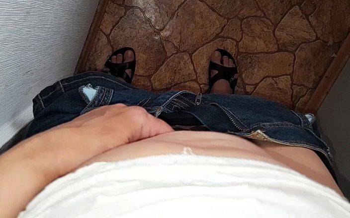 Lesbian-illusion: Je regarde ma voisine se masturber dans la cuisine et...