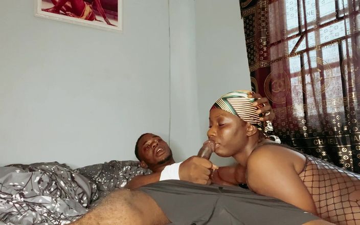 Nastyblackmama: Yaramaz üvey erkek kardeş işten eve geldi, beni çıplak yakaladı ve üvey üvey kız...