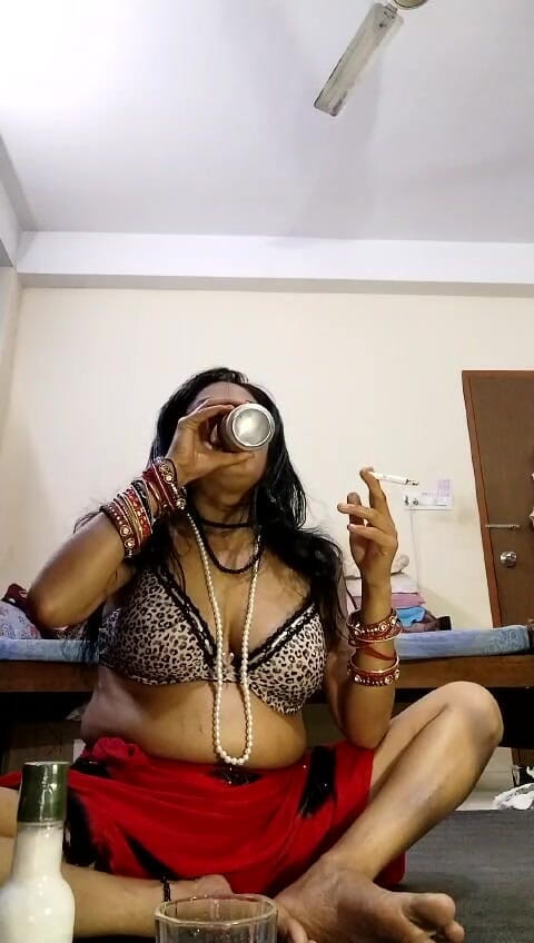 Anar Kali: Une bhabhi desi indienne se fait plaisir avec un jouet...