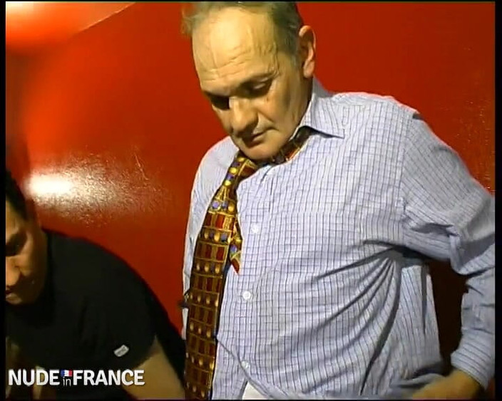 Nude in France: Двум возбужденным крошкам жестко трахают гэнгбэнг и покрывают спермой в свинг-клубе