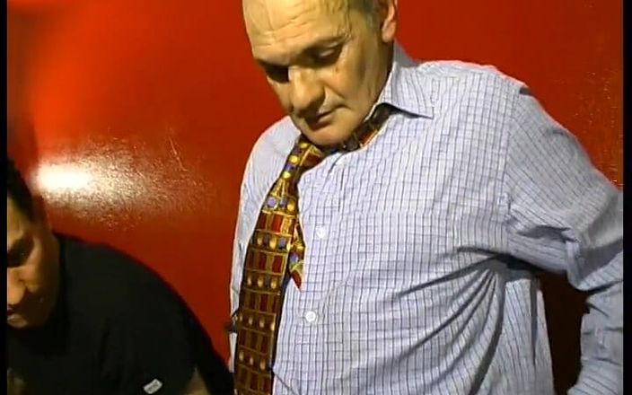 Nude in France: Dwie napalone laski dostaje ostro gangbanged i cum pokryte w...
